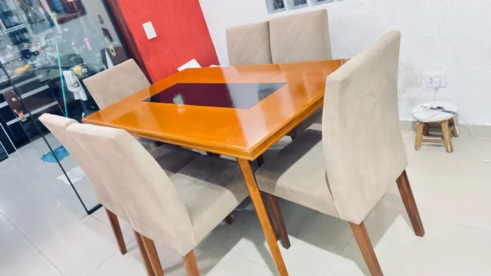 Mesa de madeira com detalhe em vidro e 6 cadeiras