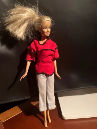 Boneca Estilo Barbie / Disney Store - Com Roupa camisa vermelha com faixa preta, calça cur