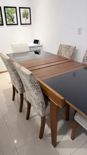 Mesa com 6 cadeiras