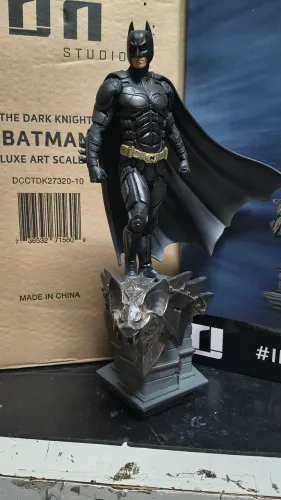 Iron Studios Batman The dark Knight com máscara coringa 