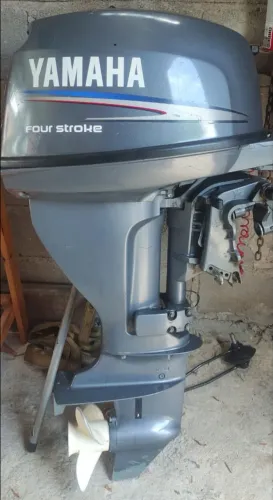 Vendo motor 15 HP, 4 tempos, Yamaha.
