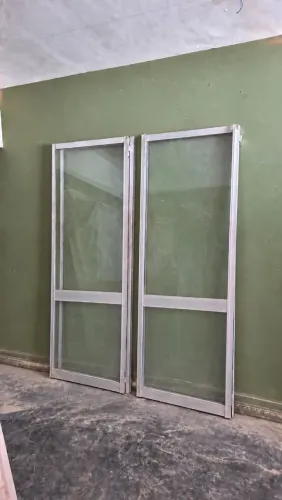 Portas de Esquadria alumínio com vidro 220cm x 70cm cada folha