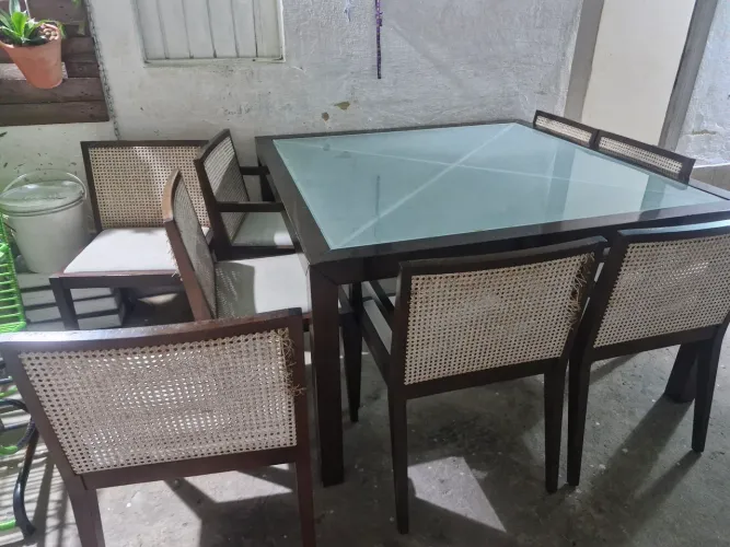 Mesa com 8 cadeiras de madeira maciça