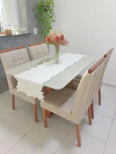 Mesa de 4 cadeiras em madeira 