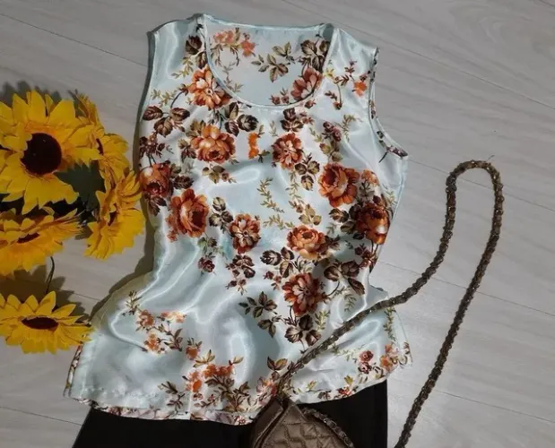 Camiseta feminina floral de seda, lindíssima. NOVA