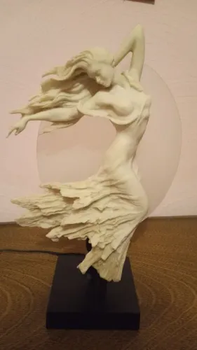 Escultura de mulher em movimento antiga