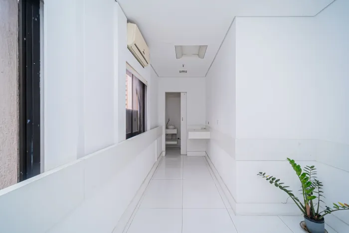 Consultório para venda possui 47 metros quadrados com 2 quartos.