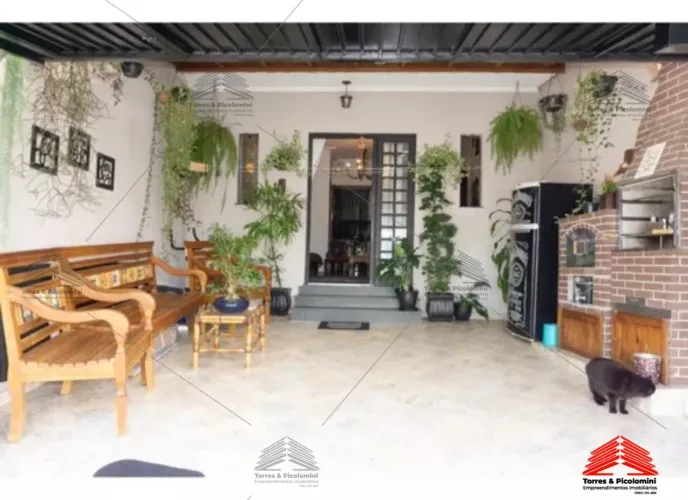 Excelente oportunidade de casa à venda na Vila Ema ! Com 2 suítes, 1 sala, 3 banheiros, 2 