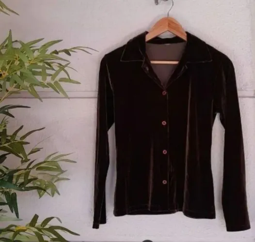 Camisa feminina de veludo manga longa, chocolate.<br>