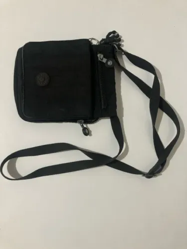 Bolsa Kipling transversal pequena preta, pouco uso