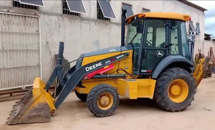 Retroescavadeira John Deere 310L ano 2021, cabinada, 4x4, em SP
