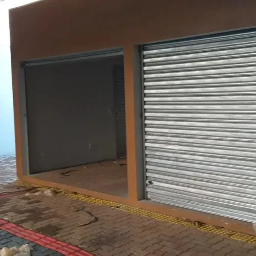 Porta de aço manual de rolo nova. Fabricação sob medida / encomenda.