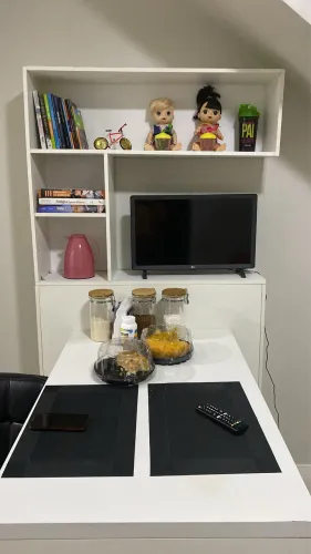 Bancada com nichos e banquetas luxo