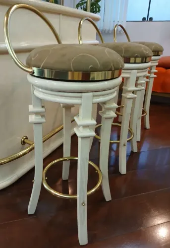 3 Banquetas Elegantes com Encosto Dourado