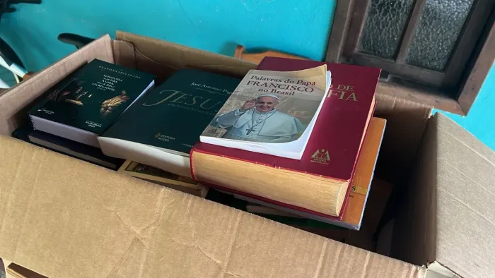 Lote de livros de teologia católica e de filosofia em geral.