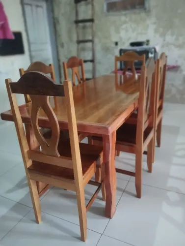 Mesa de Jantar de Madeira Maciça