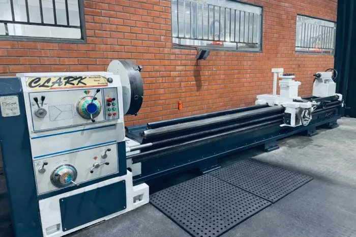 Torno Convencional Clark / 5000mm entre pontas.