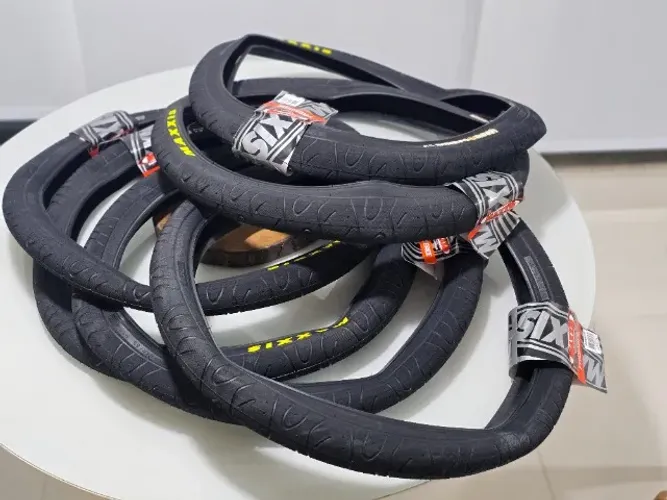 Par (2 pneus)  Pneu Maxxis Hookworm 26x2.50 Arame Slick Wheeling Grau Dirt (novos)