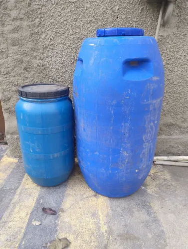 Tambores de plástico para jardinagem ,1 Bombona 240 litros para água , e uma de 100 litr. 