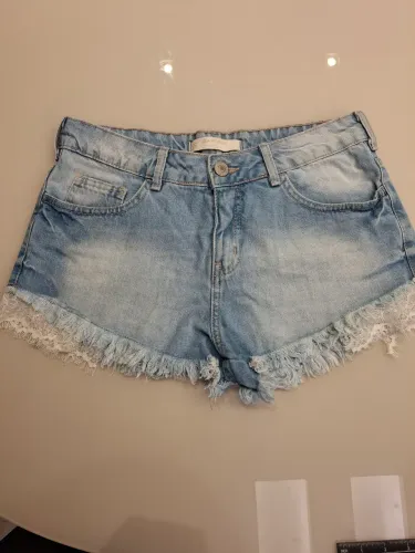 Short jeans com renda e desfiado embaixo