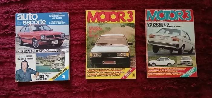 Conjunto de revistas antigas de automóveis.