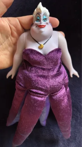 Boneca Ursula Pequena Sereia ?