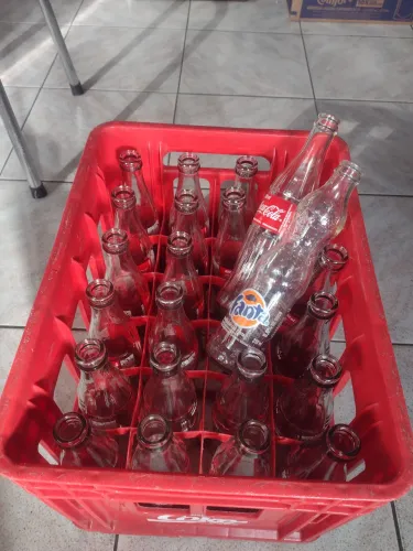 Engradado com garrafas de Coca de 1 litro completo 