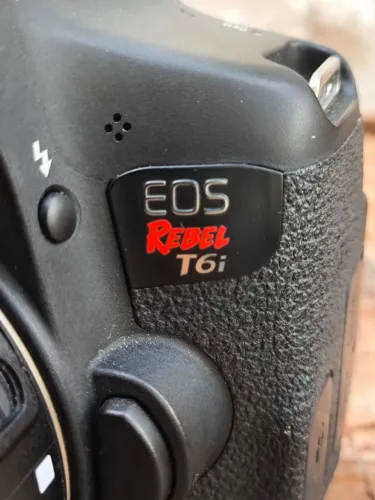 Canon EOS Rebel T6i kit