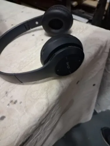 Fone de ouvido sem fio Bluetooth funcionando 