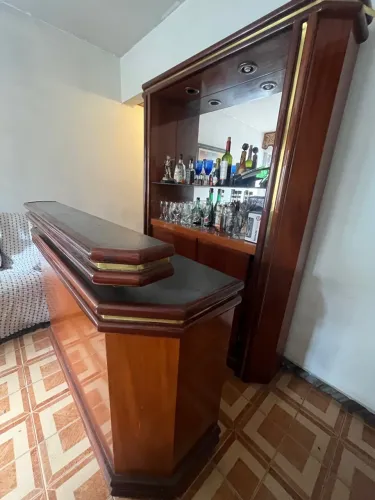 Bar completo madeira clássico, espelhado, prateleira de vidro e portas
