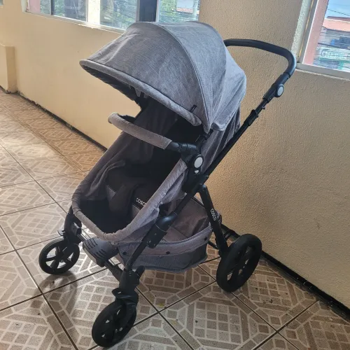 Carrinho de bebê com bebê conforto