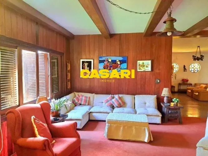 Casa de Alto Padrão com 04 Suítes, Piscina, Campo de Futebol e Salão de Festas à Venda em