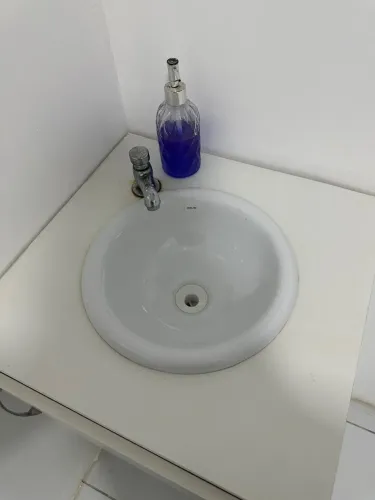 Armário de banheiro branco com pia