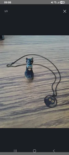 Colar e miniatura de gato