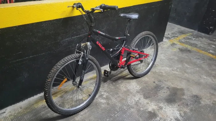 Bicicleta Caloi aro 24 preta/vermelha