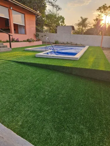 Grama sintética na área da piscina 