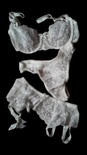 Conjunto de lingerie DeMillus em renda branca (novo).