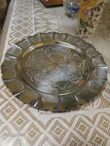 Bandeja de inox  antiga com detalhes florais