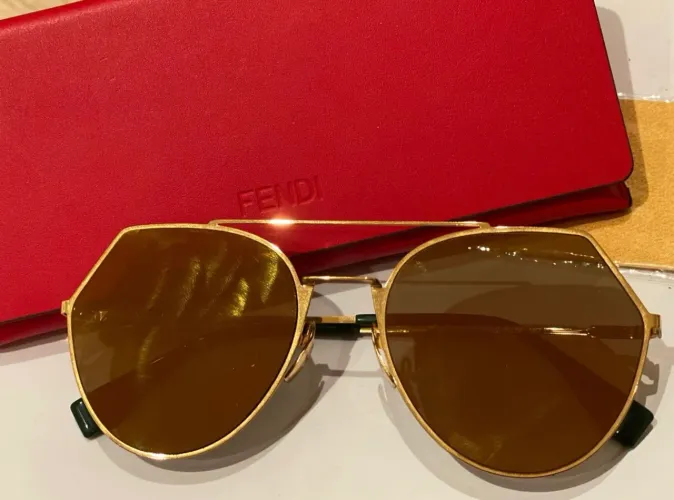Óculos de Sol Fendi Dourado