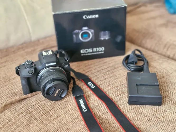 Câmera Canon EOS R100 - seminova