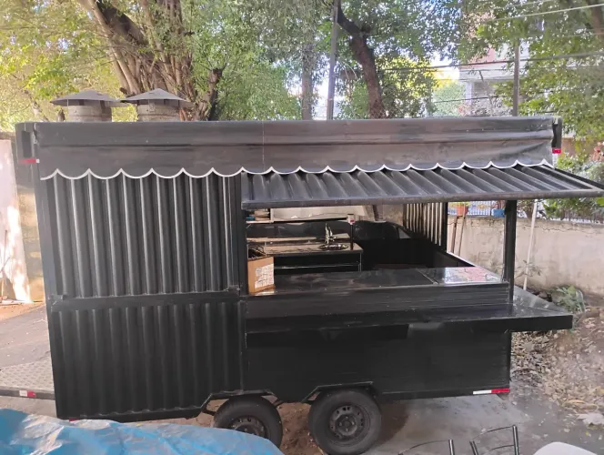 (VENDO OU TROCO) Trailer modelo container com refrigerador de fábrica (aceito proposta). 