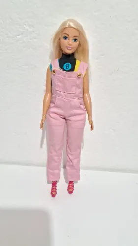 Boneca Barbie com macacão rosa
