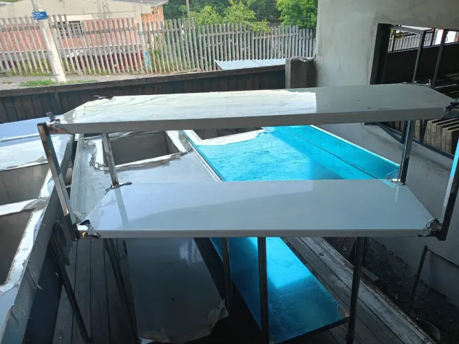 Mesa auxiliar industrial com prateleiras