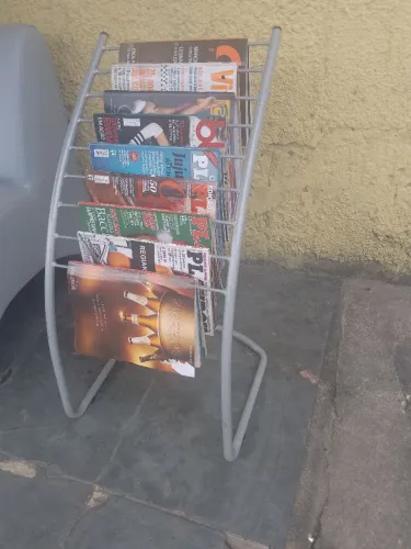 Expositor de revistas em metal