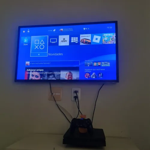 Vendo PS4 c/ controle e jogos.