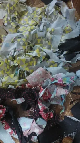 retalhos de tecido para artesanato e  enchimento de saco de pancada 