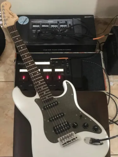 Guitarra Squier Affinity Stratocaster + Pedaleira Zoom G5n (com case)