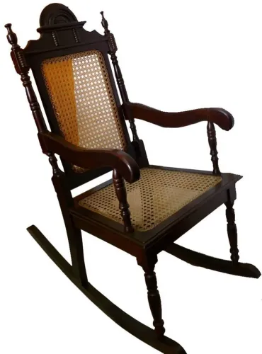 Cadeira de madeira antiga rústica de palhinha 