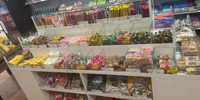 Baleiro com divisórias de vidro e rodízios