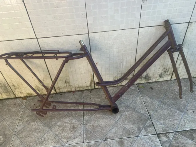 Quadro de bicicleta antigo com bagageiro Caloi Monark